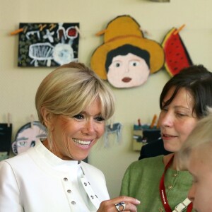 La première dame Brigitte Macron visite le cirque Upsala à Saint-Pétersbourg, Russie, le 25 mai 2018. Le cirque Upsala a vu le jour en 2000. Ce n'est pas un cirque traditionnel mais un projet social – les professionnels du cirque y travaillent avec des enfants à risque, des enfants issus de familles démunies, des orphelins et des handicapés. Son objectif est d'offrir une alternative digne à la vie de "voyou". Le couple présidentiel français est en visite officielle dans la Fédération de Russie les 24 et 25 mai 2018. © Dominique Jacovides/Bestimage