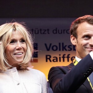 Le président de la République française Emmanuel Macron et sa femme la Première Dame Brigitte Macron - Le président de la République française reçoit le prestigieux prix Charlemagne pour sa vision de la reconstruction de l'Europe à un moment où le bloc lutte contre l'instabilité, en présence des anciens lauréats du prix, à Aix-la-Chapelle, Allemagne, le 10 mai 2018. © Stéphane Lemouton/Bestimage