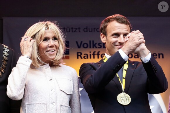 Le président de la République française Emmanuel Macron et sa femme la Première Dame Brigitte Macron - Le président de la République française reçoit le prestigieux prix Charlemagne pour sa vision de la reconstruction de l'Europe à un moment où le bloc lutte contre l'instabilité, en présence des anciens lauréats du prix, à Aix-la-Chapelle, Allemagne, le 10 mai 2018. © Stéphane Lemouton/Bestimage