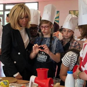 Brigitte Macron en visite au collège Camille du Gast (Achères, Yvelines) pour le concours Les Brigades Culinaires. La première dame n'était pas seule puisque le chef de l'Elysée, Guillaume Gomez, était aussi présent (à gauche de la photo).