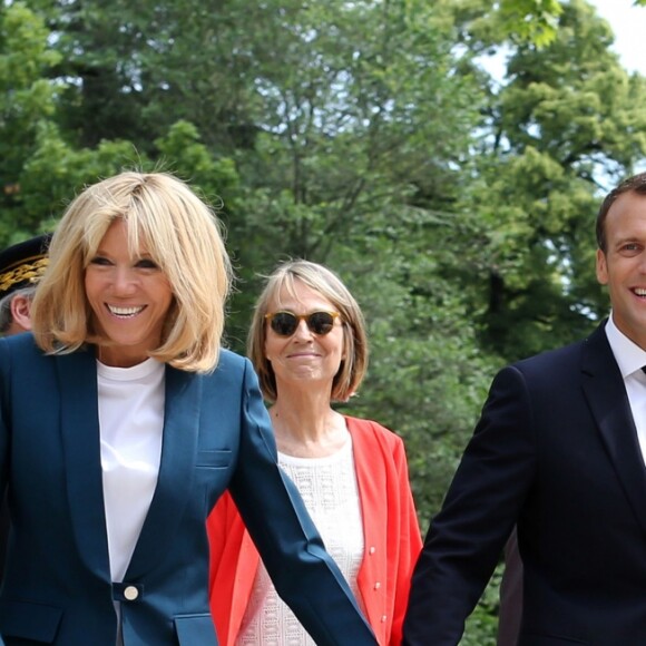 La ministre de la Culture Françoise Nyssen - Le Président de la République Emmanuel Macron et la première dame Brigitte Macron visitent le château de Ferney-Voltaire, à l'occasion de son inauguration, après deux ans de rénovation, et dévoilent la plaque. Le 31 mai 2018. © Stéphane Lemouton / Bestimage