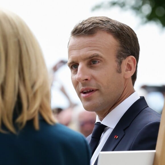 Le Président de la République Emmanuel Macron et la première dame Brigitte Macron visitent le château de Ferney-Voltaire, à l'occasion de son inauguration, après deux ans de rénovation, et dévoilent la plaque. Le 31 mai 2018. © Stéphane Lemouton / Bestimage