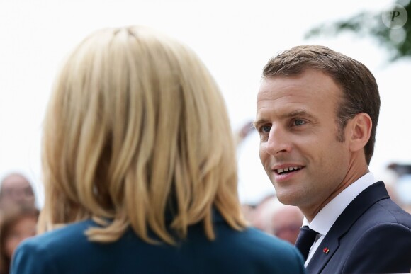 Le Président de la République Emmanuel Macron et la première dame Brigitte Macron visitent le château de Ferney-Voltaire, à l'occasion de son inauguration, après deux ans de rénovation, et dévoilent la plaque. Le 31 mai 2018. © Stéphane Lemouton / Bestimage