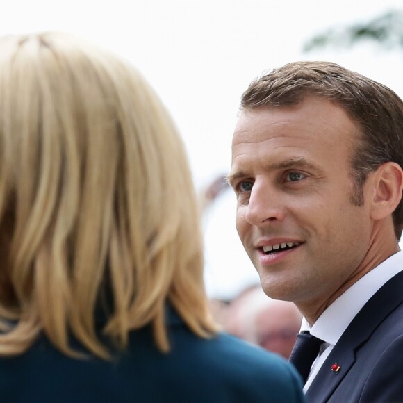 Le Président de la République Emmanuel Macron et la première dame Brigitte Macron visitent le château de Ferney-Voltaire, à l'occasion de son inauguration, après deux ans de rénovation, et dévoilent la plaque. Le 31 mai 2018. © Stéphane Lemouton / Bestimage