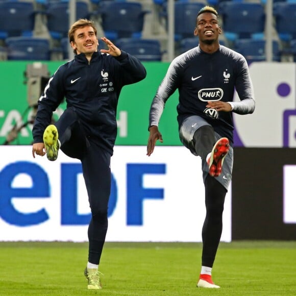 Antoine Griezmann et Paul Pogba lors d'un entrainement à Saint-Pétersbourg, Russie, le 26 mars 2018.