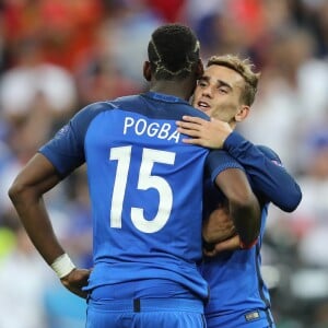 Paul Pogba, Antoine Griezmann - Déception des joueurs de l'équipe de France après leur défaite face au Portugal lors de la finale de l'Euro 2016 à Saint-Denis le 10 juillet 2016. © Cyril Moreau / Bestimage