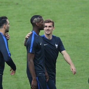 Antoine Griezmann et Paul Pogba - Dernier entrainement de l'équipe de France avant leur match en ouverture de l'Euro 2016 contre la Roumanie au Stade de France à Saint-Denis le 9 juin 2016.