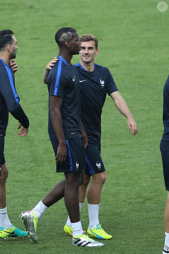 Antoine Griezmann et Paul Pogba - Dernier entrainement de l'équipe de France avant leur match en ouverture de l'Euro 2016 contre la Roumanie au Stade de France à Saint-Denis le 9 juin 2016.