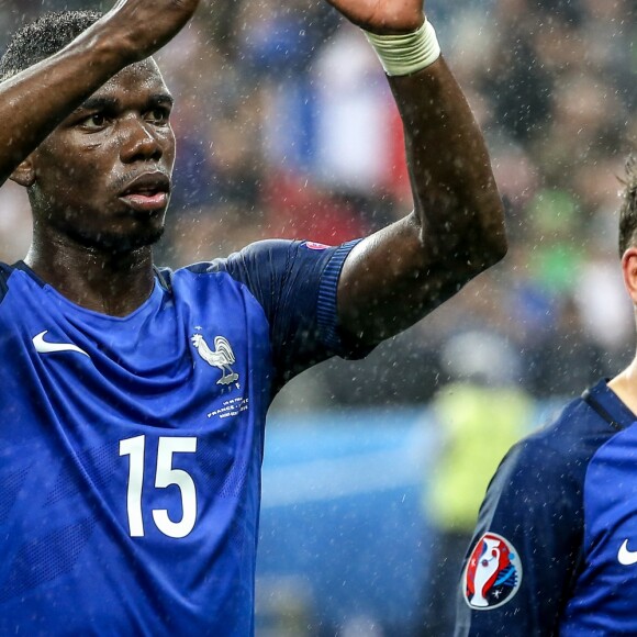 Paul Pogba et Antoine Griezmann - Match de quart de finale de l'UEFA Euro 2016 France-Islande au Stade de France à Saint-Denis le 3 juillet 2016. © Cyril Moreau / Bestimage