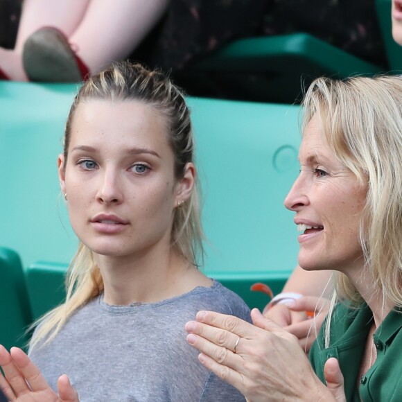 Estelle Lefébure et sa fille llona Smet dans les tribunes des internationaux de Roland Garros - jour 5 - à Paris, France, le 31 mai 2018.