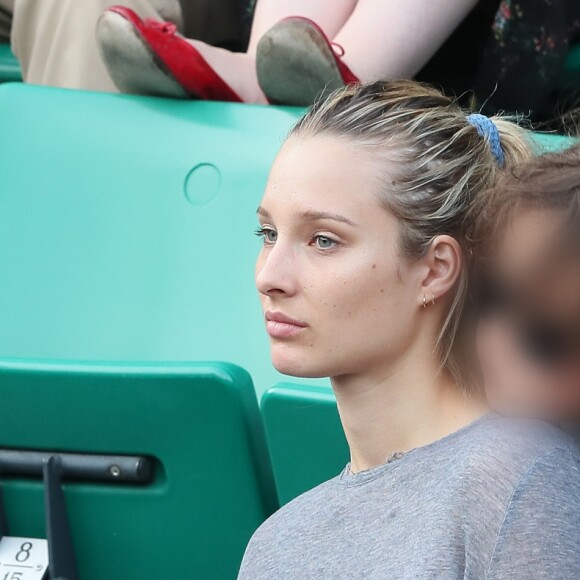 Estelle Lefébure et ses enfants, son fils Giuliano Ramette et sa fille llona Smet dans les tribunes des internationaux de Roland Garros - jour 5 - à Paris, France, le 31 mai 2018.