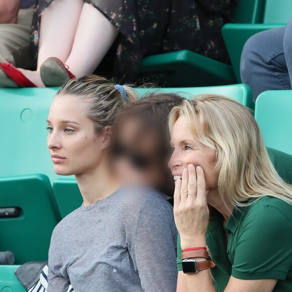 Estelle Lefébure et ses enfants, son fils Giuliano Ramette et sa fille llona Smet dans les tribunes des internationaux de Roland Garros - jour 5 - à Paris, France, le 31 mai 2018.