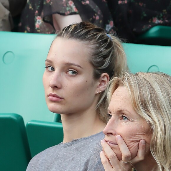 Estelle Lefébure et ses enfants, son fils Giuliano Ramette et sa fille llona Smet dans les tribunes des internationaux de Roland Garros - jour 5 - à Paris, France, le 31 mai 2018.