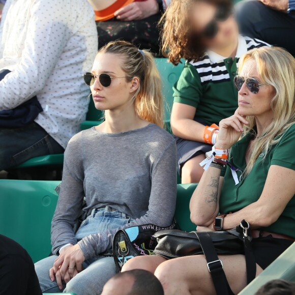 Estelle Lefébure et ses enfants, son fils Giuliano Ramette et sa fille llona Smet dans les tribunes des internationaux de Roland Garros - jour 5 - à Paris, France, le 31 mai 2018.