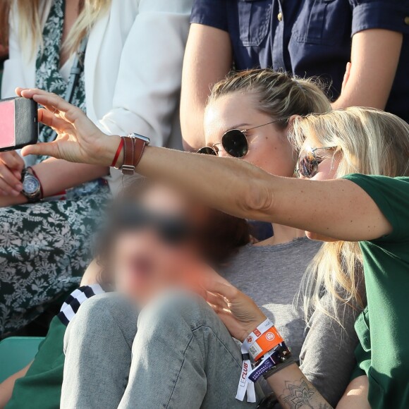 Estelle Lefébure et ses enfants, son fils Giuliano Ramette et sa fille llona Smet dans les tribunes des internationaux de Roland Garros - jour 5 - à Paris, France, le 31 mai 2018.