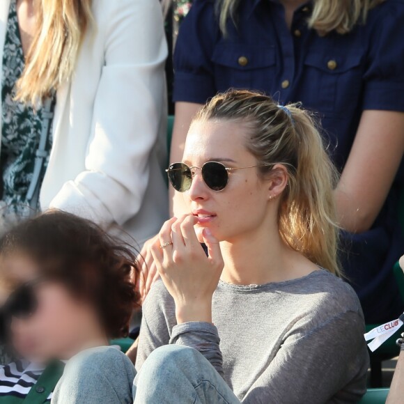 Estelle Lefébure et ses enfants, son fils Giuliano Ramette et sa fille llona Smet dans les tribunes des internationaux de Roland Garros - jour 5 - à Paris, France, le 31 mai 2018.