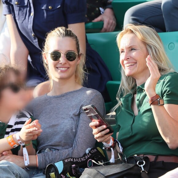 Estelle Lefébure et ses enfants, son fils Giuliano Ramette et sa fille llona Smet dans les tribunes des internationaux de Roland Garros - jour 5 - à Paris, France, le 31 mai 2018.