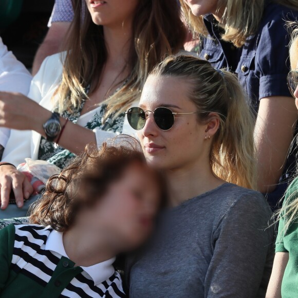 Estelle Lefébure et ses enfants, son fils Giuliano Ramette et sa fille llona Smet dans les tribunes des internationaux de Roland Garros - jour 5 - à Paris, France, le 31 mai 2018.