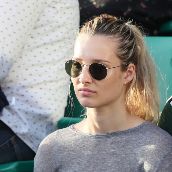 Estelle Lefébure et ses enfants, son fils Giuliano Ramette et sa fille llona Smet dans les tribunes des internationaux de Roland Garros - jour 5 - à Paris, France, le 31 mai 2018.