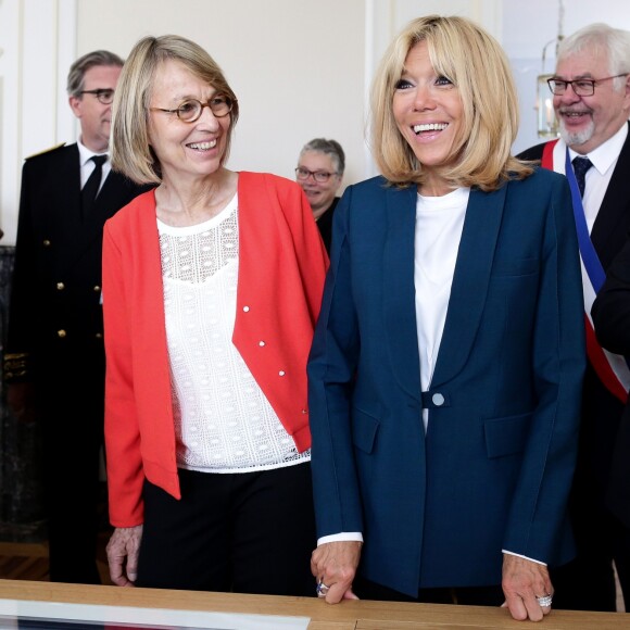 La ministre de la Culture Françoise Nyssen - Le Président de la République Emmanuel Macron et la première dame Brigitte Macron visitent le château de Ferney-Voltaire, à l'occasion de son inauguration, après deux ans de rénovation. Le 31 mai 2018. © Stéphane Lemouton / Bestimage
