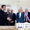 Le Président de la République Emmanuel Macron et la première dame Brigitte Macron visitent le château de Ferney-Voltaire, à l'occasion de son inauguration, après deux ans de rénovation. Le 31 mai 2018. © Stéphane Lemouton / Bestimage