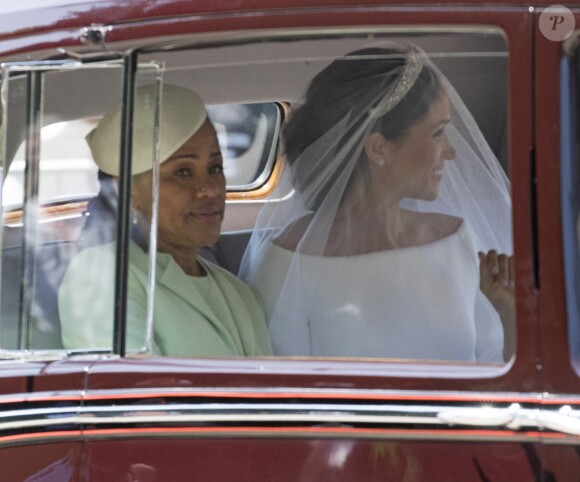 Meghan Markle, duchesse de Sussex arrive à la chapelle St. George au château de Windsor à bord d'une Rolls Royce avec sa mère Doria Ragland à ses côtés - Mariage du prince Harry et de Meghan Markle au château de Windsor le 19 mai 2018.
