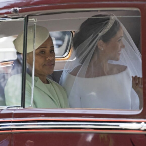 Meghan Markle, duchesse de Sussex arrive à la chapelle St. George au château de Windsor à bord d'une Rolls Royce avec sa mère Doria Ragland à ses côtés - Mariage du prince Harry et de Meghan Markle au château de Windsor le 19 mai 2018.