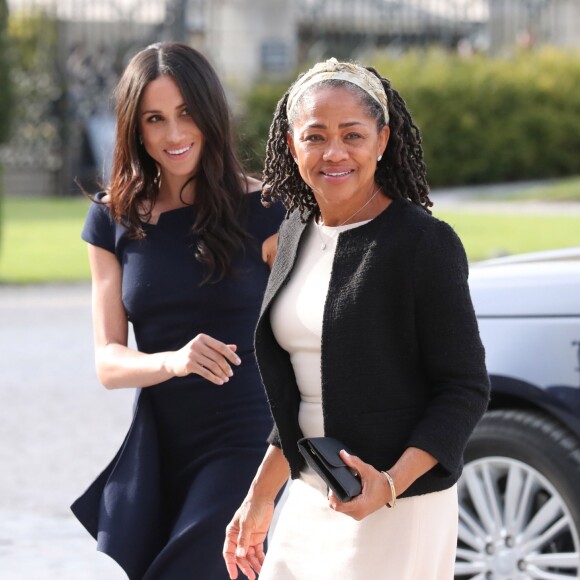 Meghan Markle et sa mère Doria Ragland arrivent à l'hôtel Cliveden House près de Windsor à la veille du Mariage du prince Harry et de Meghan Markle à Taplow le 18 mai 2018.