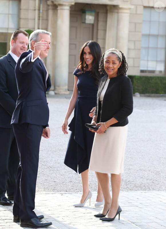 Meghan Markle et sa mère Doria Ragland arrivent à l'hôtel Cliveden House près de Windsor à la veille du Mariage du prince Harry et de Meghan Markle à Taplow le 18 mai 2018.