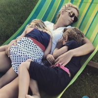 Elodie Gossuin, maman tendre avec ses jumeaux pour une sieste en famille
