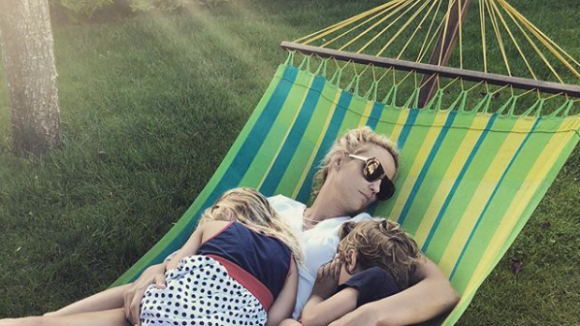 Elodie Gossuin, maman tendre avec ses jumeaux pour une sieste en famille