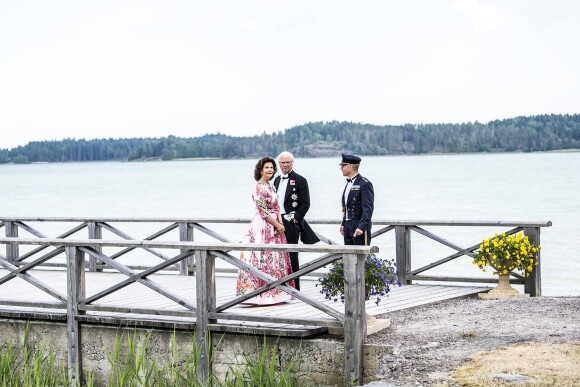 Exclusif - Le roi Carl XVI Gustaf et la reine Silvia de Suède lors du mariage de Louise Gottlieb et Gustav Thott à Hölö au sud de Stockholm le 2 juin 2018.