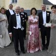Le roi Carl XVI Gustaf de Suède, la reine Silvia de Suède, Carola et Fredrik Gottlieb (les parents de la mariée) lors du mariage de Louise Gottlieb et Gustav Thott à Hölö au sud de Stockholm le 2 juin 2018.