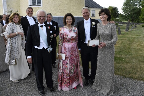Le roi Carl XVI Gustaf de Suède, la reine Silvia de Suède, Carola et Fredrik Gottlieb (les parents de la mariée) lors du mariage de Louise Gottlieb et Gustav Thott à Hölö au sud de Stockholm le 2 juin 2018.