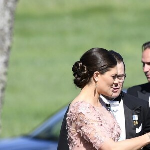 La princesse Victoria de Suède, le prince Daniel de Suède, le prince Carl Philip de Suède arrivant au mariage de Louise Gottlieb et Gustav Thott à Hölö au sud de Stockholm le 2 juin 2018.