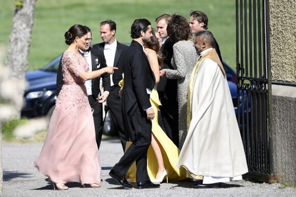 La princesse Victoria de Suède, le prince Daniel de Suède, le prince Carl Philip de Suède arrivant au mariage de Louise Gottlieb et Gustav Thott à Hölö au sud de Stockholm le 2 juin 2018.