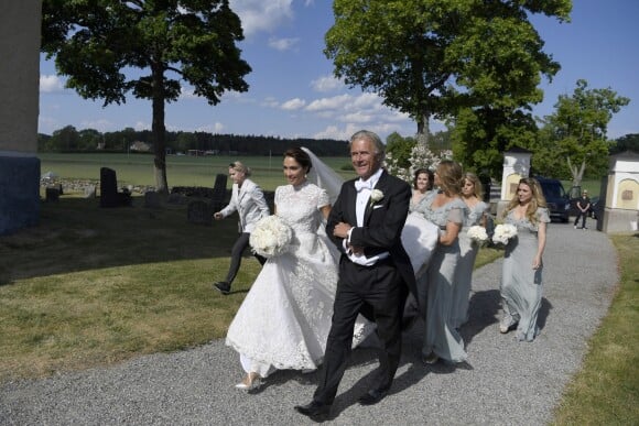 Louise Gottlieb et son père Fredrik Gottlieb, la princesse Madeleine de Suède (demoiselle d'honneur), lors du mariage de Louise Gottlieb et Gustav Thott à Hölö au sud de Stockholm le 2 juin 2018.