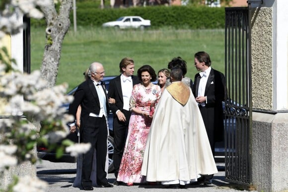 Le roi Carl XVI Gustaf de Suède et la reine Silvia de Suède arrivant au mariage de Louise Gottlieb et Gustav Thott à Hölö au sud de Stockholm le 2 juin 2018.