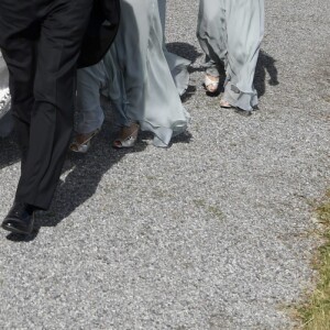 Louise Gottlieb et son père Fredrik Gottlieb, derrière lui la princesse Madeleine de Suède (demoiselle d'honneur), lors du mariage de Louise Gottlieb et Gustav Thott à Hölö au sud de Stockholm le 2 juin 2018.