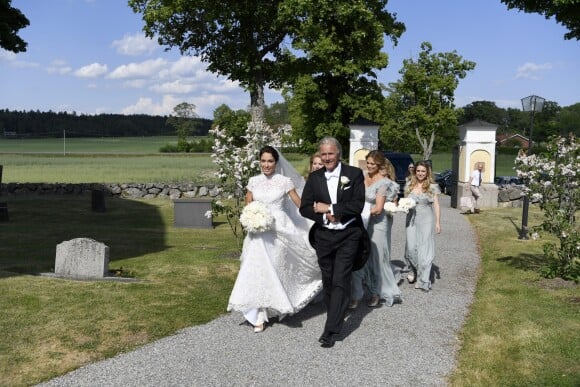 Louise Gottlieb et son père Fredrik Gottlieb, derrière lui la princesse Madeleine de Suède (demoiselle d'honneur), lors du mariage de Louise Gottlieb et Gustav Thott à Hölö au sud de Stockholm le 2 juin 2018.