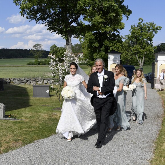 Louise Gottlieb et son père Fredrik Gottlieb, derrière lui la princesse Madeleine de Suède (demoiselle d'honneur), lors du mariage de Louise Gottlieb et Gustav Thott à Hölö au sud de Stockholm le 2 juin 2018.