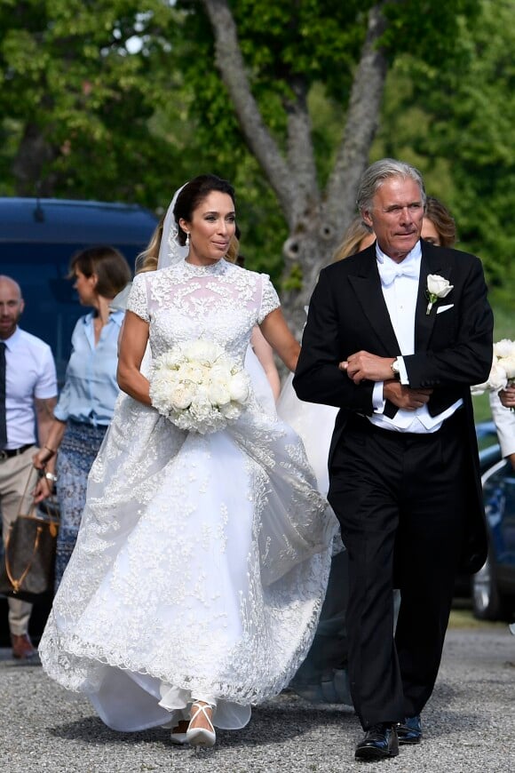 Louise Gottlieb, amie d'enfance de la princesse Madeleine de Suède (demoiselle d'honneur) ici conduite à l'autel par son père Fredrik, a épousé Gustav Thott à Hölö au sud de Stockholm le 2 juin 2018.