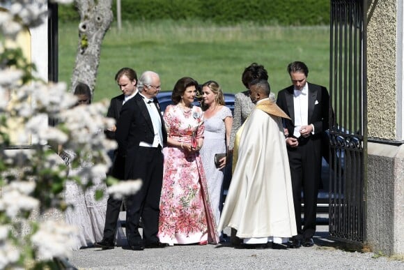 Le roi Carl XVI Gustaf et la reine Silvia de Suède avec le prêtre Michael Bjerkhagen lors du mariage de Louise Gottlieb et Gustav Thott à Hölö au sud de Stockholm le 2 juin 2018.
