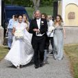 Louise Gottlieb, amie d'enfance de la princesse Madeleine de Suède (demoiselle d'honneur) ici conduite à l'autel par son père Fredrik, a épousé Gustav Thott à Hölö au sud de Stockholm le 2 juin 2018.