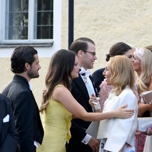 La princesse Sofia de Suède, le prince Carl Philip, le prince Daniel et la princesse Victoria à leur arrivée à l'église au mariage de Louise Gottlieb et Gustav Thott à Hölö au sud de Stockholm le 2 juin 2018.