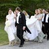 La princesse Madeleine de Suède était demoiselle d'honneur lors du mariage de son amie d'enfance Louise Gottlieb, conduite ici à l'église par son père Fredrik, à Hölö au sud de Stockholm le 2 juin 2018.