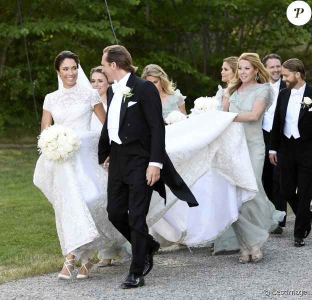 La princesse Madeleine de Suède était demoiselle d'honneur lors du mariage de son amie d'enfance Louise Gottlieb, conduite ici à l'église par son père Fredrik, à Hölö au sud de Stockholm le 2 juin 2018.