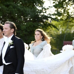 Louise Gottlieb et son père Fredrik, avec la princesse Madeleine de Suède (demoiselle d'honneur), lors de son mariage avec Gustav Thott à Hölö au sud de Stockholm le 2 juin 2018.