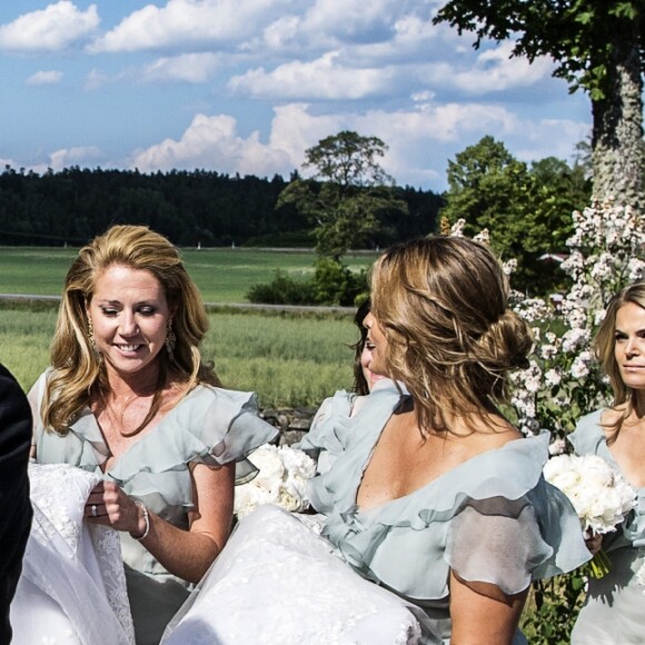 La princesse Madeleine de Suède était demoiselle d'honneur lors du mariage de son amie d'enfance Louise Gottlieb, conduite ici à l'église par son père Fredrik, à Hölö au sud de Stockholm le 2 juin 2018.