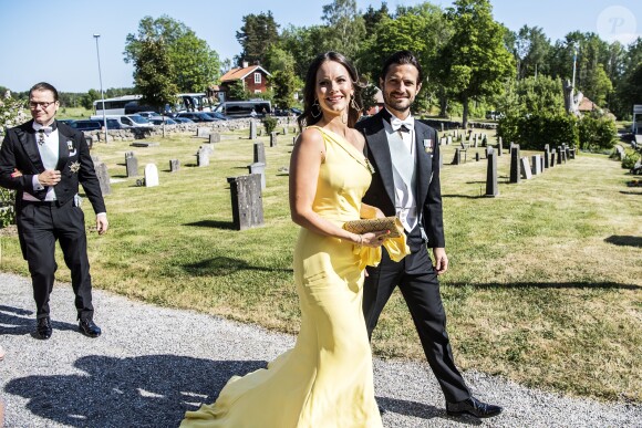La princesse Sofia et le prince Carl Philip de Suède à leur arrivée lors du mariage de Louise Gottlieb et Gustav Thott à Hölö au sud de Stockholm le 2 juin 2018.